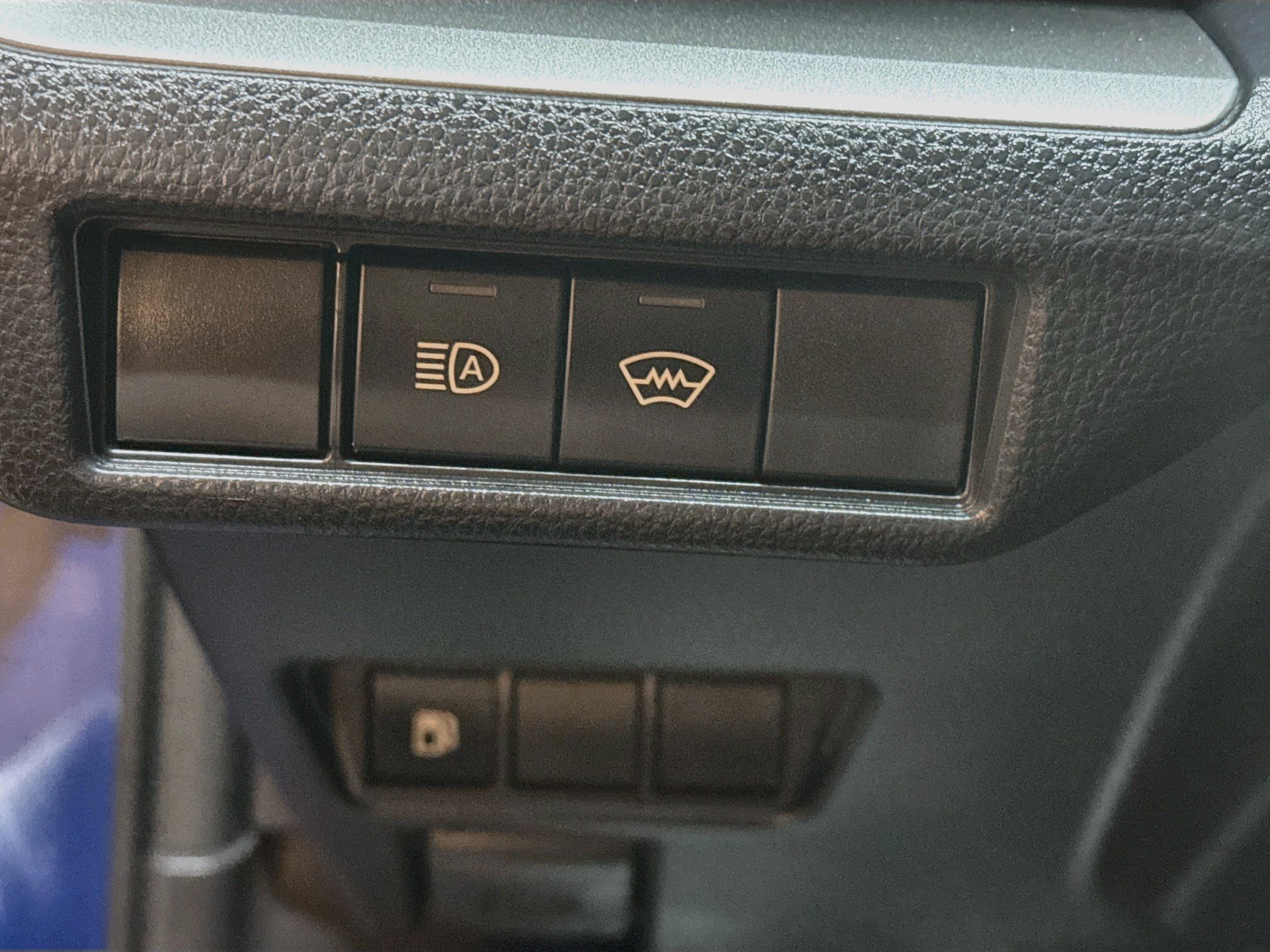 Used 2025 Toyota Prius LE FWD image 17