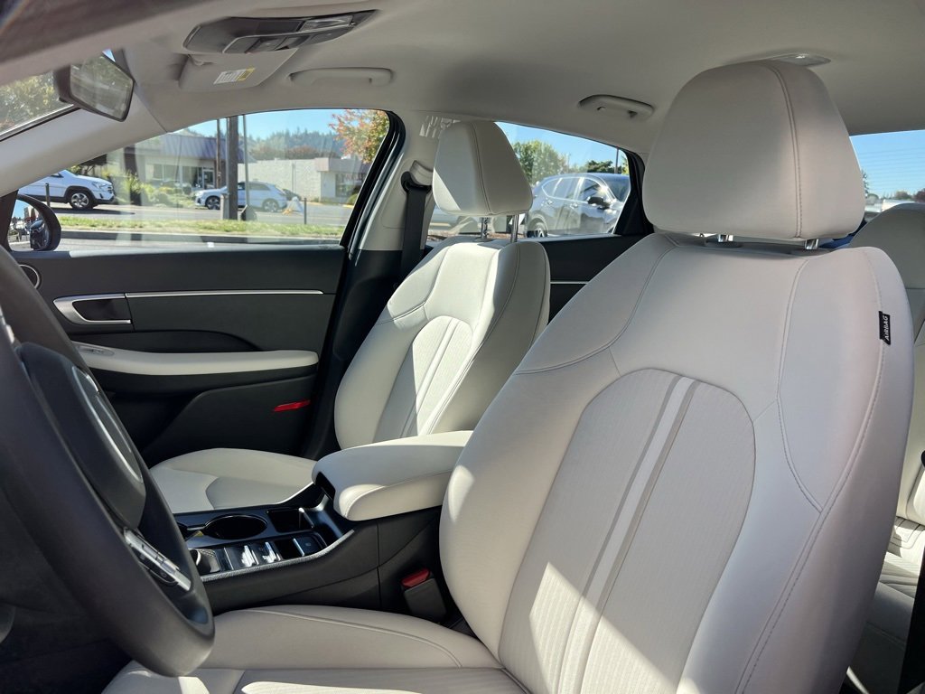 Certified 2025 Hyundai Sonata SE image 12