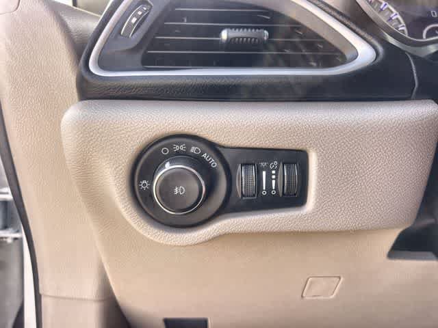 Used 2023 Chrysler Pacifica Touring-L FWD image 29