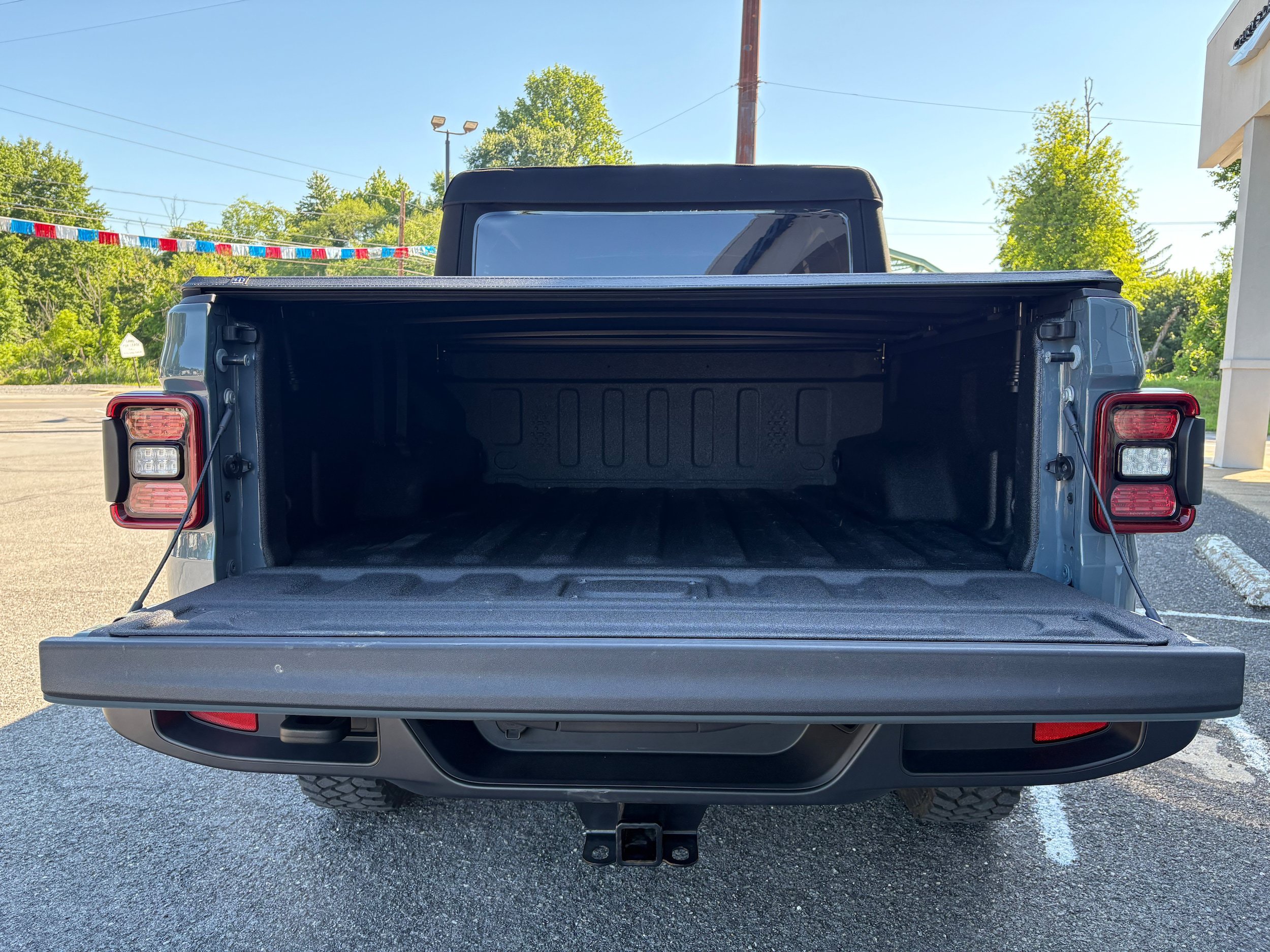 Certified 2025 Jeep Gladiator Sport AWD/4WD image 10
