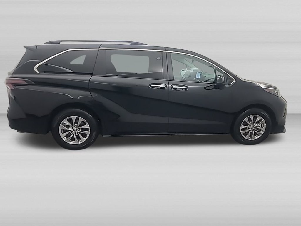 Used 2026 Toyota Sienna XLE FWD image 3