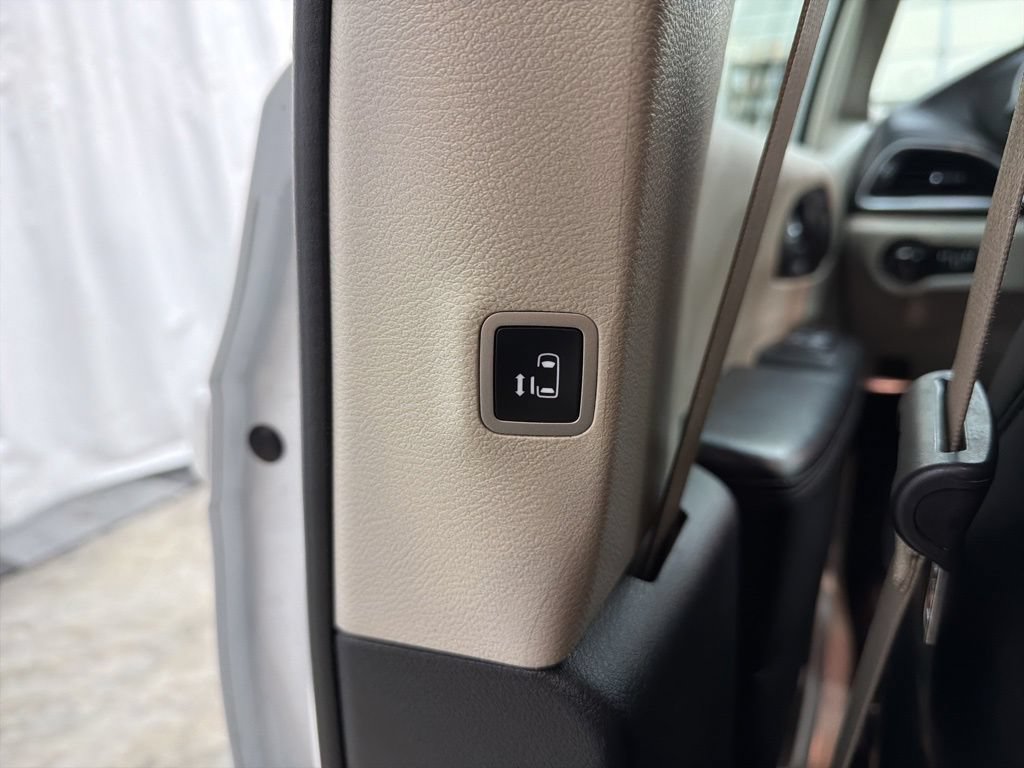 Used 2020 Chrysler Pacifica Limited FWD image 28