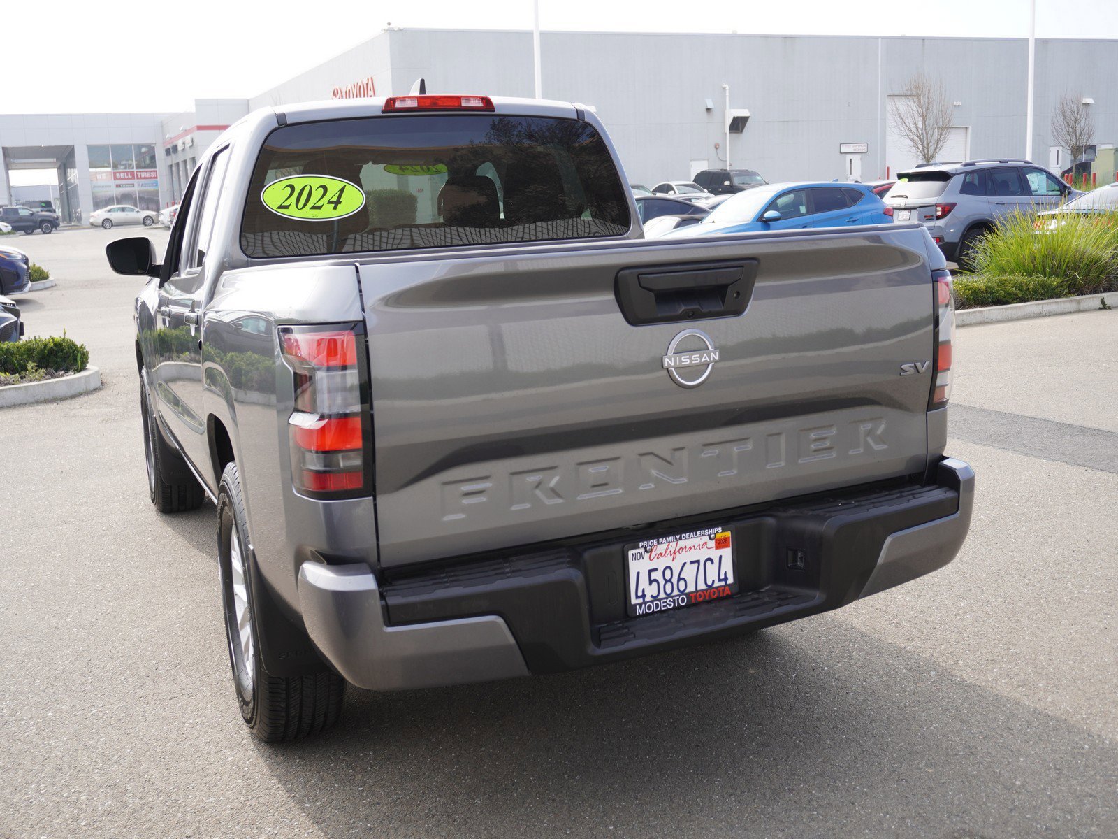 Used 2024 Nissan Frontier SV image 8