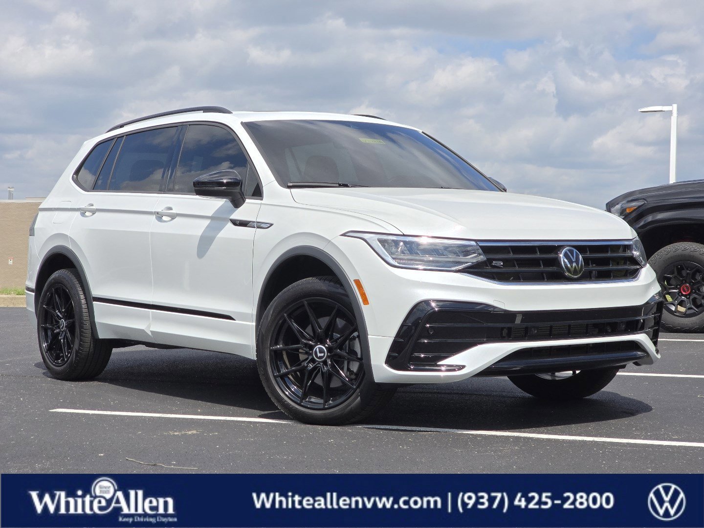 Used 2024 Volkswagen Tiguan SE R-Line image 1