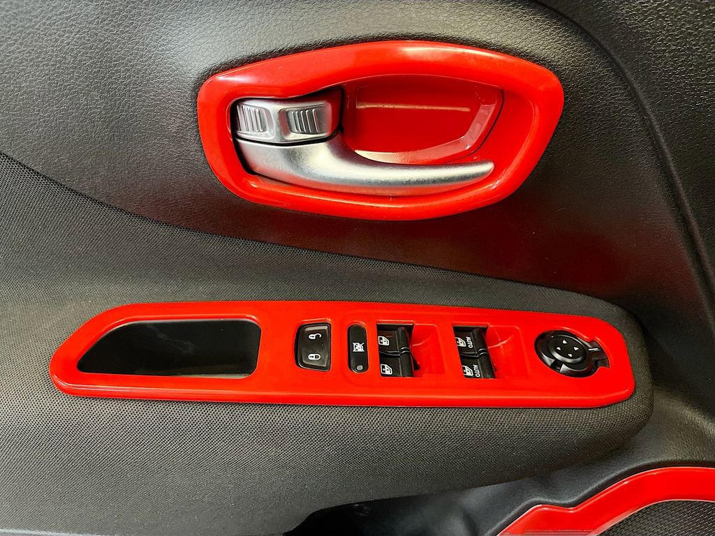 Used 2018 Jeep Renegade Latitude w/ Cold Weather Group image 17