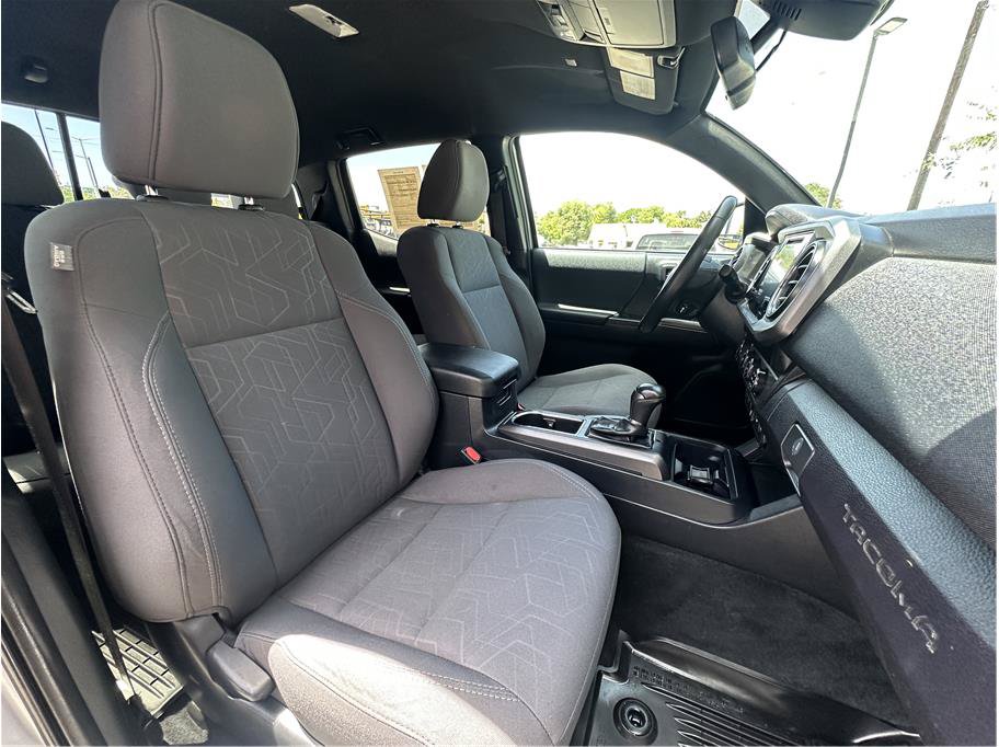 Used 2019 Toyota Tacoma TRD Sport w/ Technology Package AWD/4WD image 4
