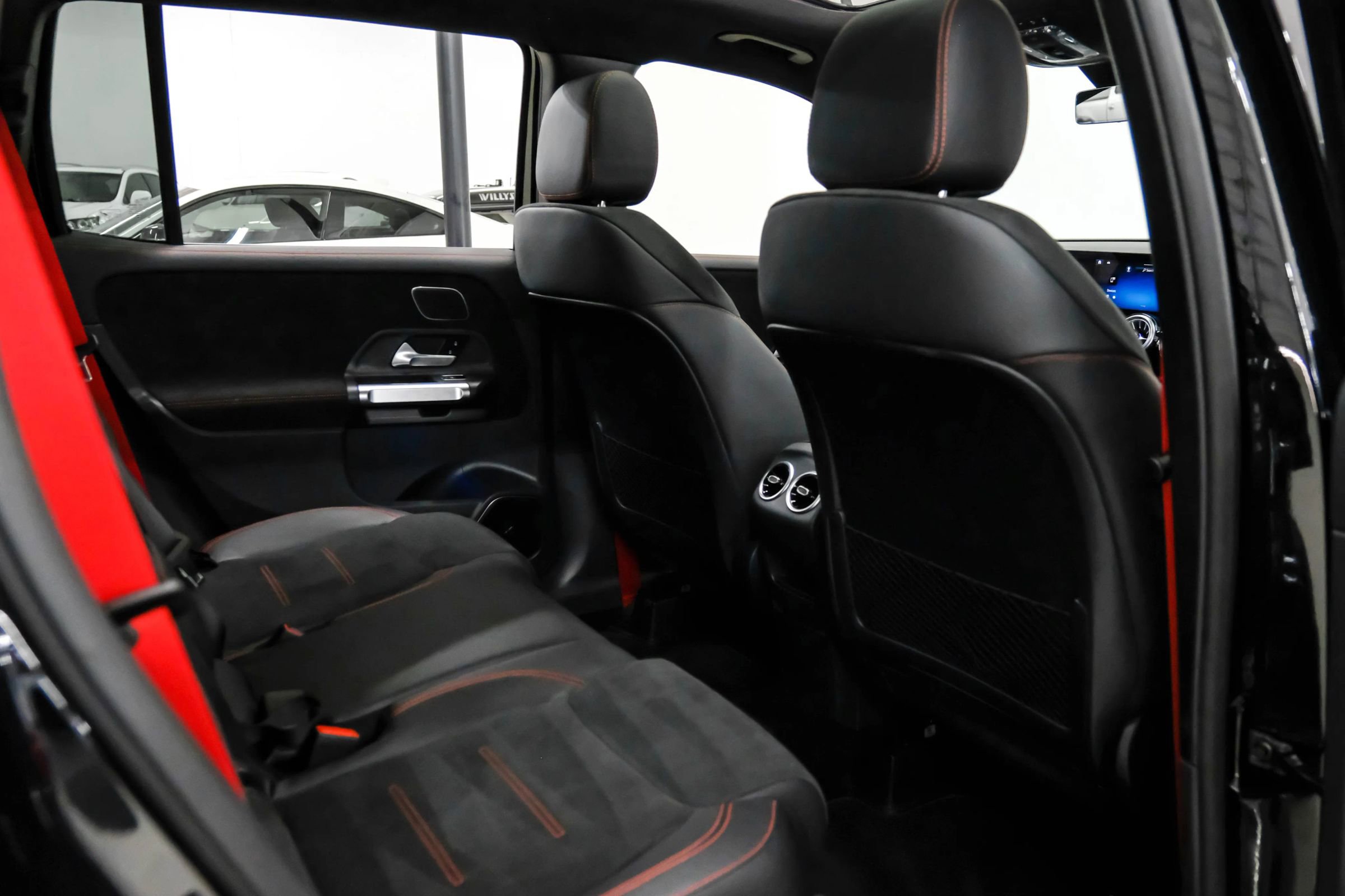 Used 2024 Mercedes-Benz GLB 35 AMG 4MATIC image 35