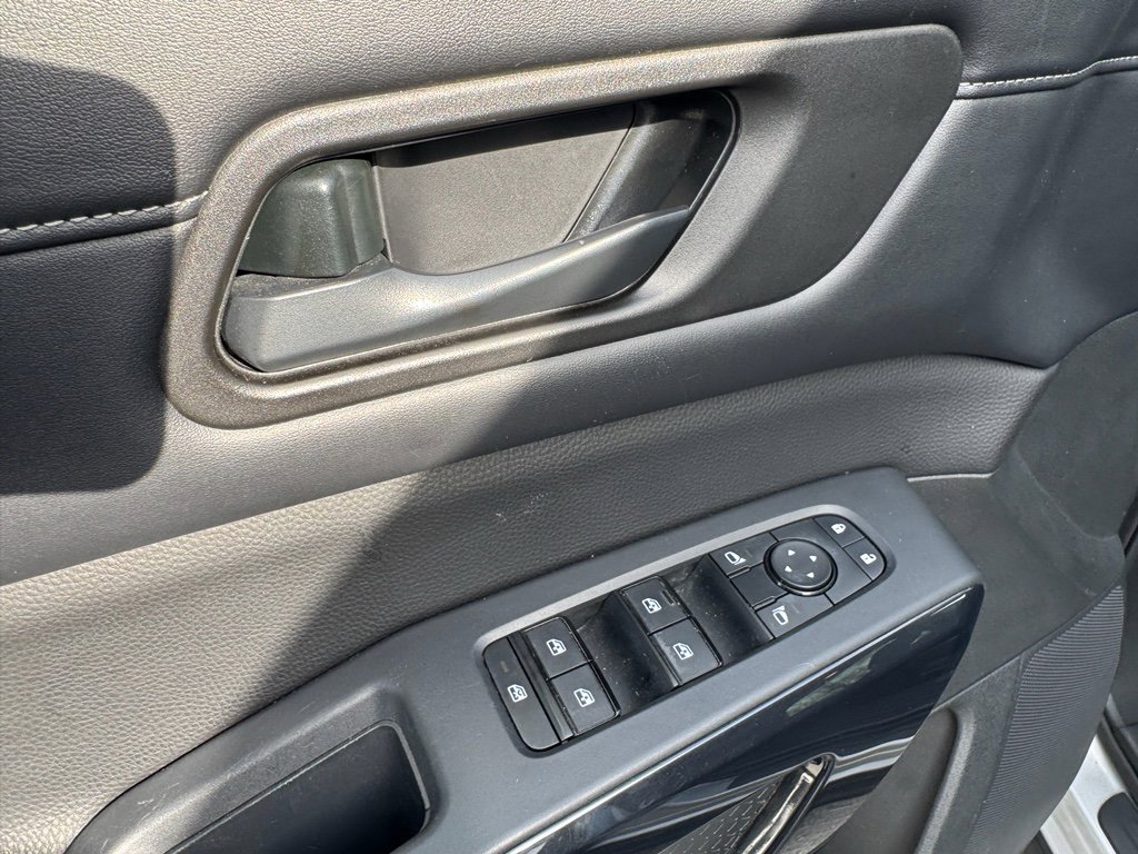 Used 2024 Nissan Pathfinder S image 18