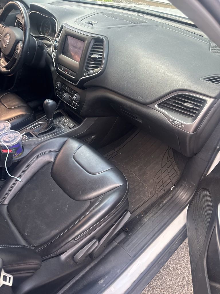 Used 2021 Jeep Cherokee Latitude Plus FWD image 6
