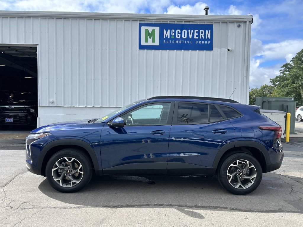Used 2024 Chevrolet Trax LT w/ Driver Confidence Package FWD image 2
