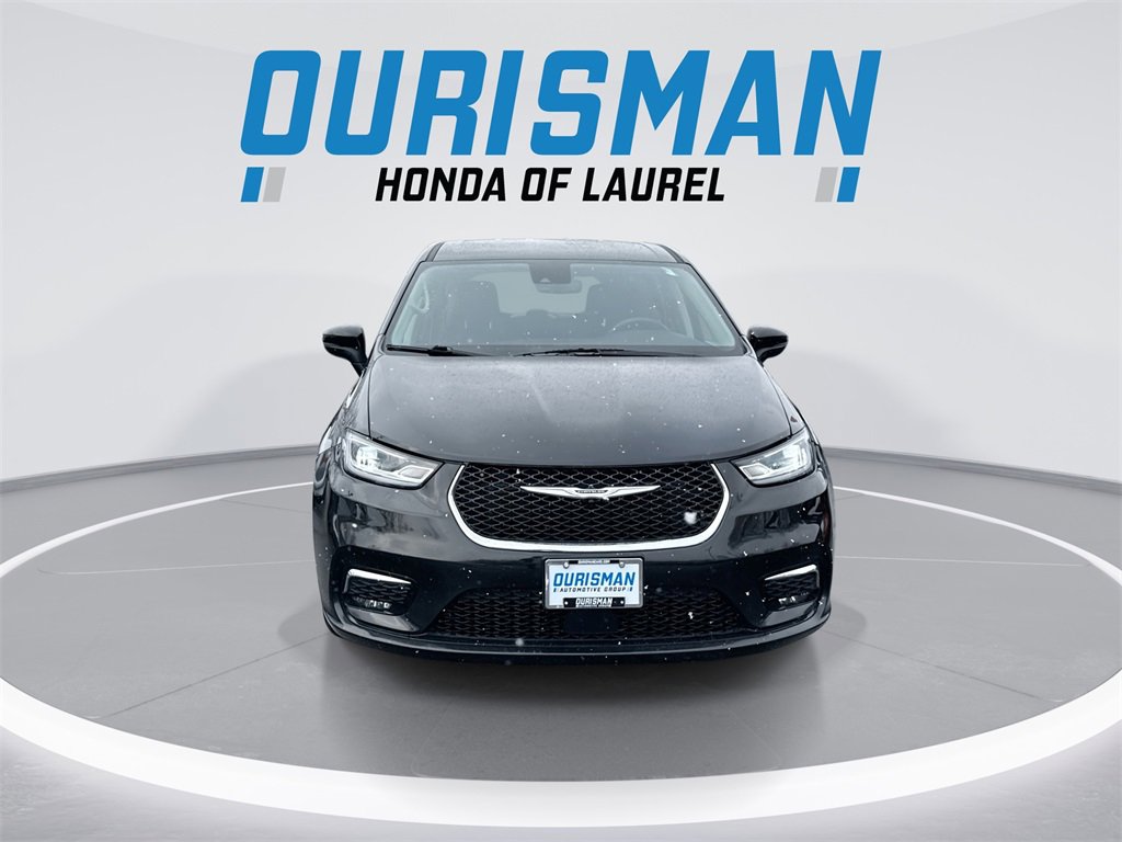 Used 2023 Chrysler Pacifica Touring-L image 3