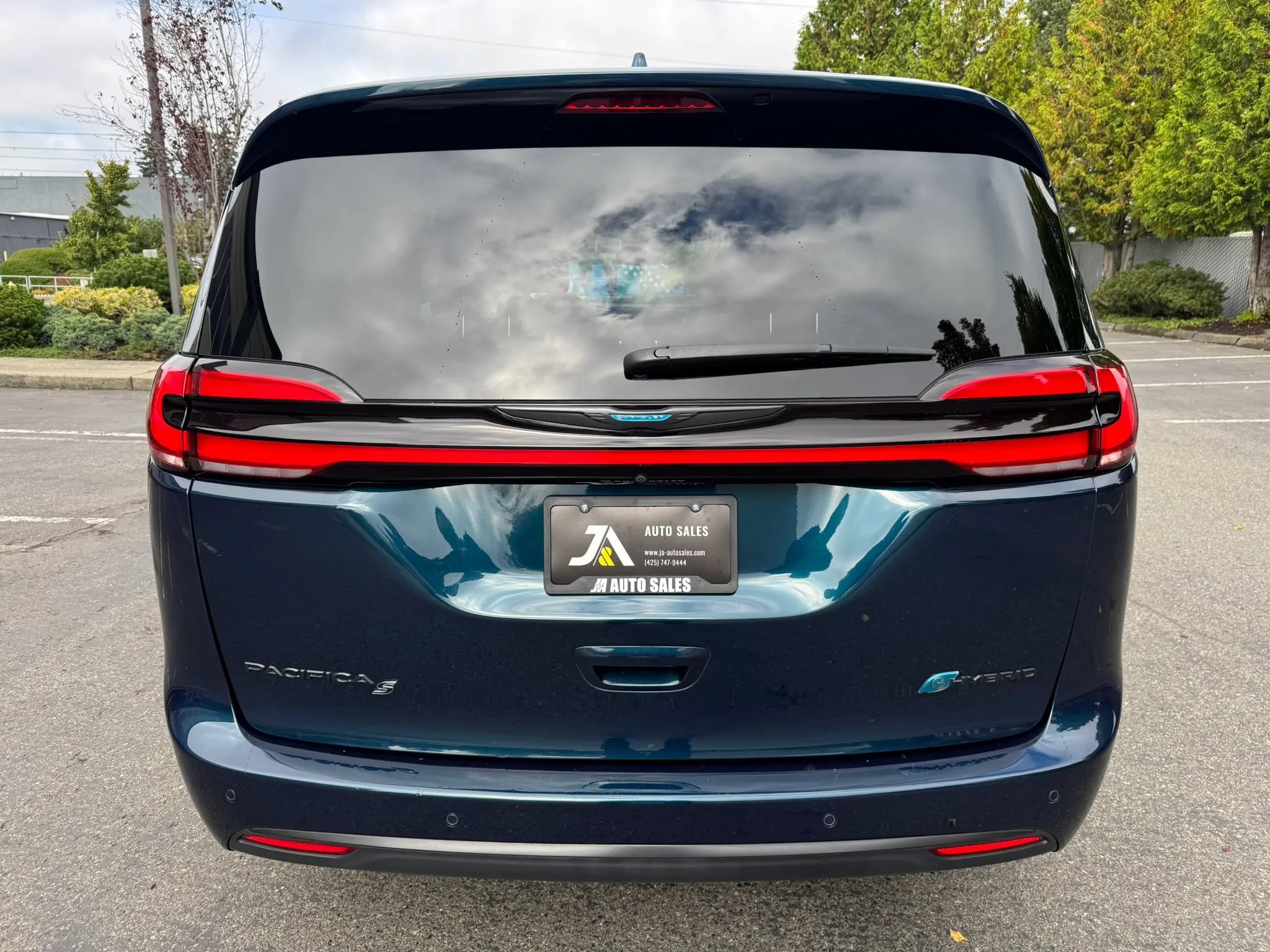 Used 2021 Chrysler Pacifica Touring-L w/ S Appearance Package FWD image 9