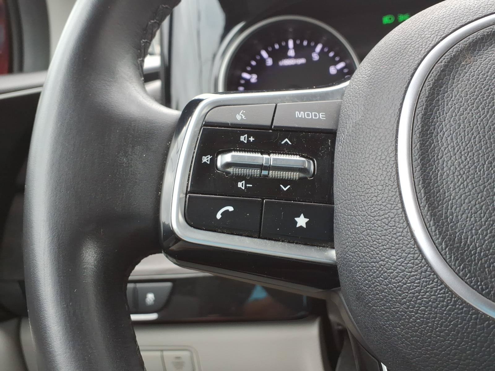 Used 2023 Kia Carnival EX FWD image 29