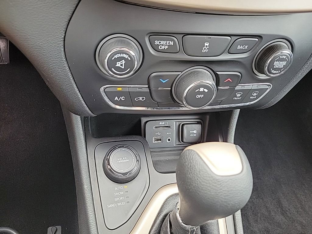 Used 2014 Jeep Cherokee Latitude AWD/4WD image 19