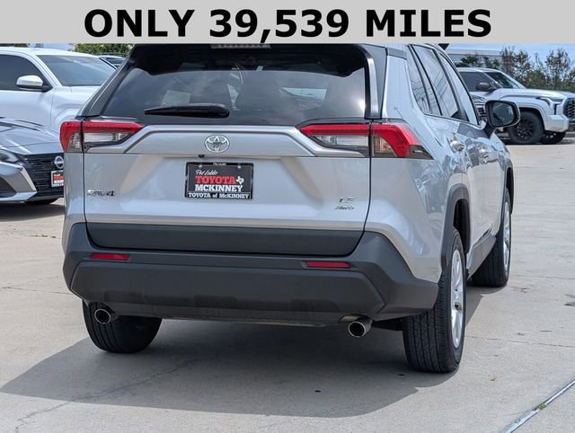 Used 2023 Toyota RAV4 LE AWD/4WD image 4