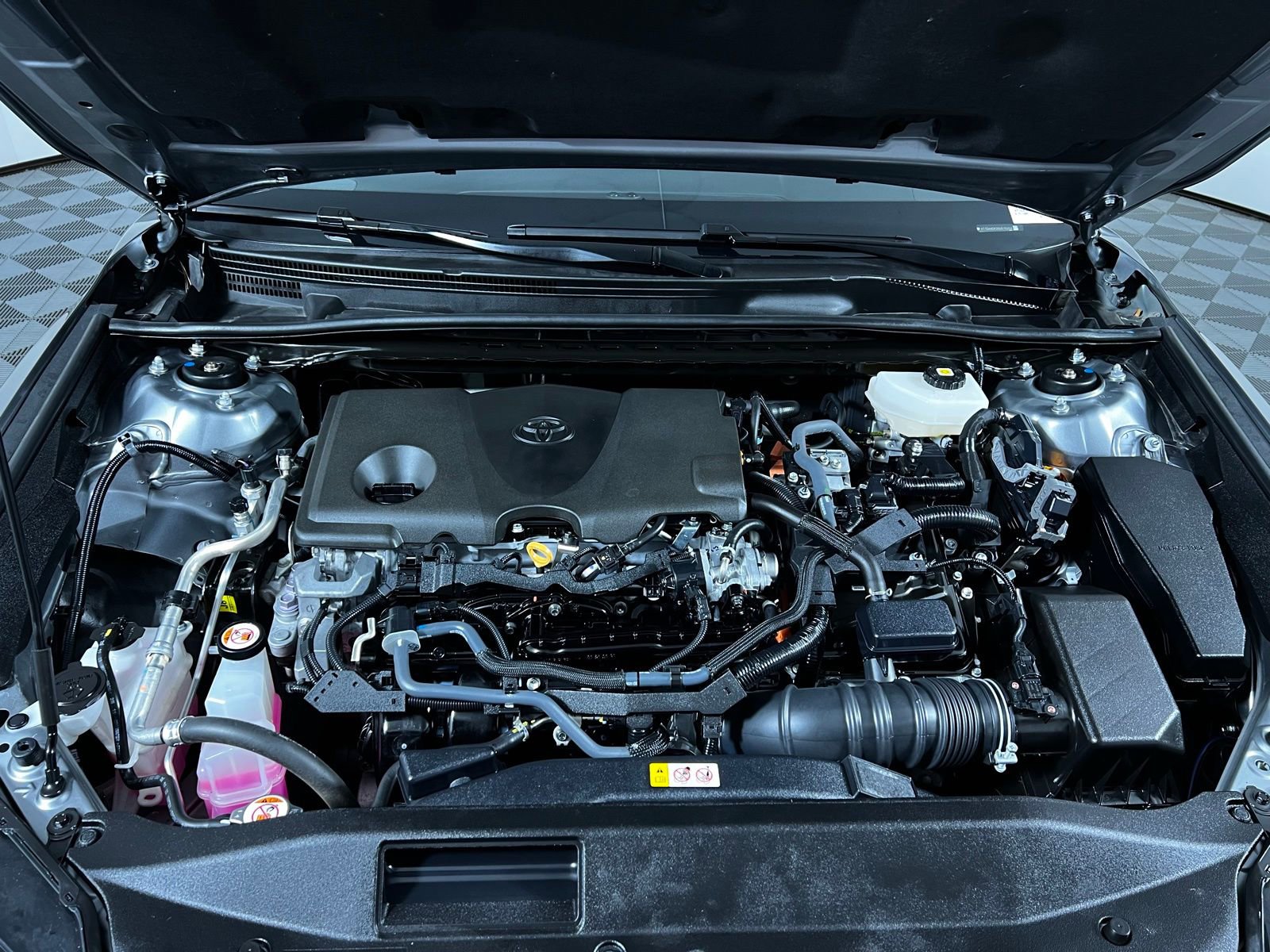 Used 2025 Toyota Camry SE image 9