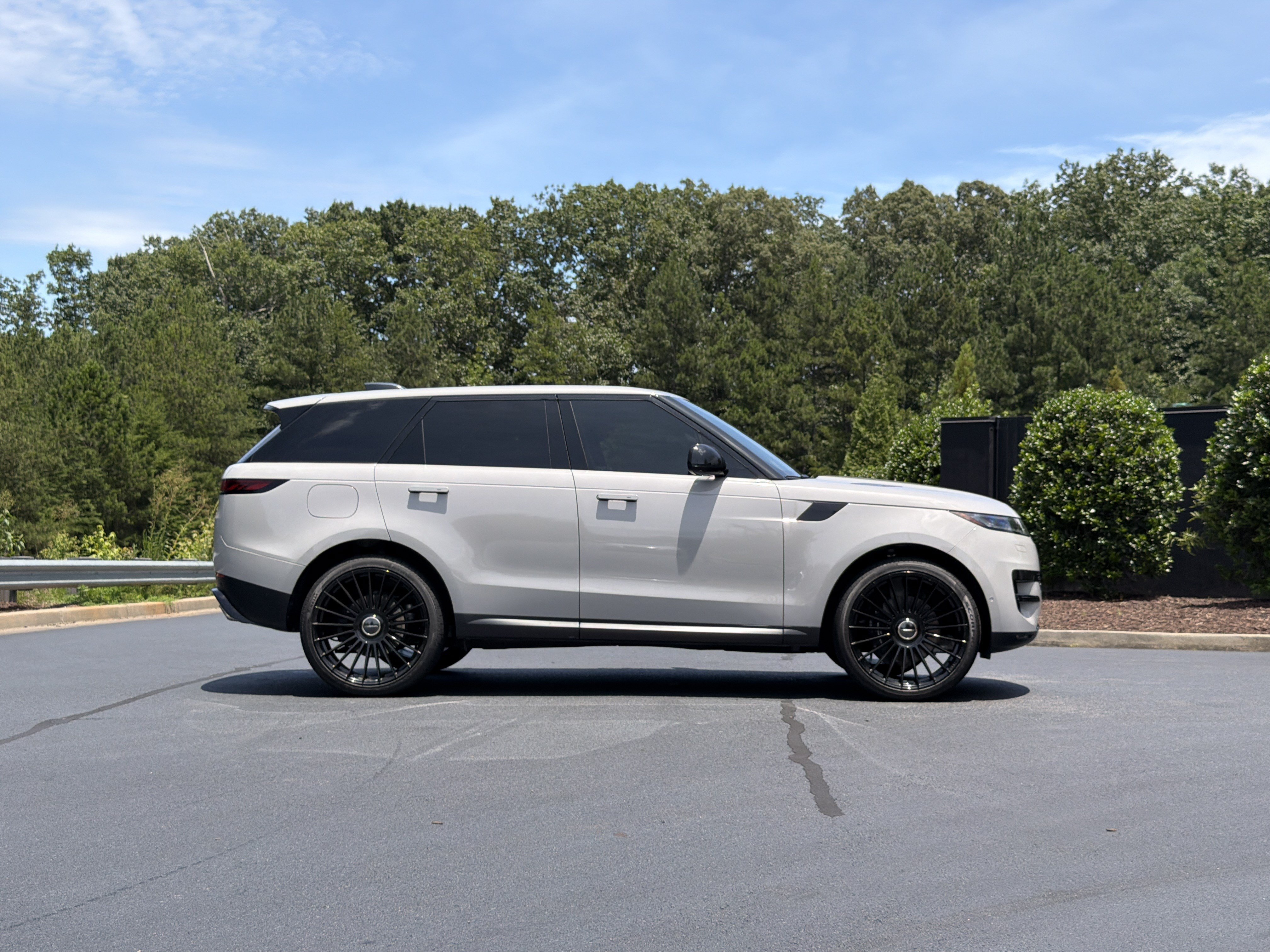 Used 2024 Land Rover Range Rover Sport SE AWD/4WD image 5