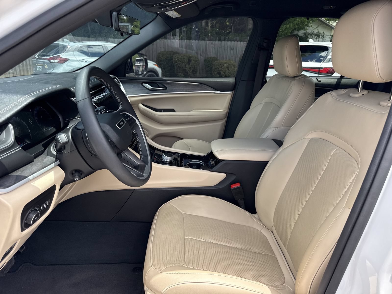 Used 2023 Jeep Grand Cherokee Limited w/ Luxury Tech Group II RWD image 9