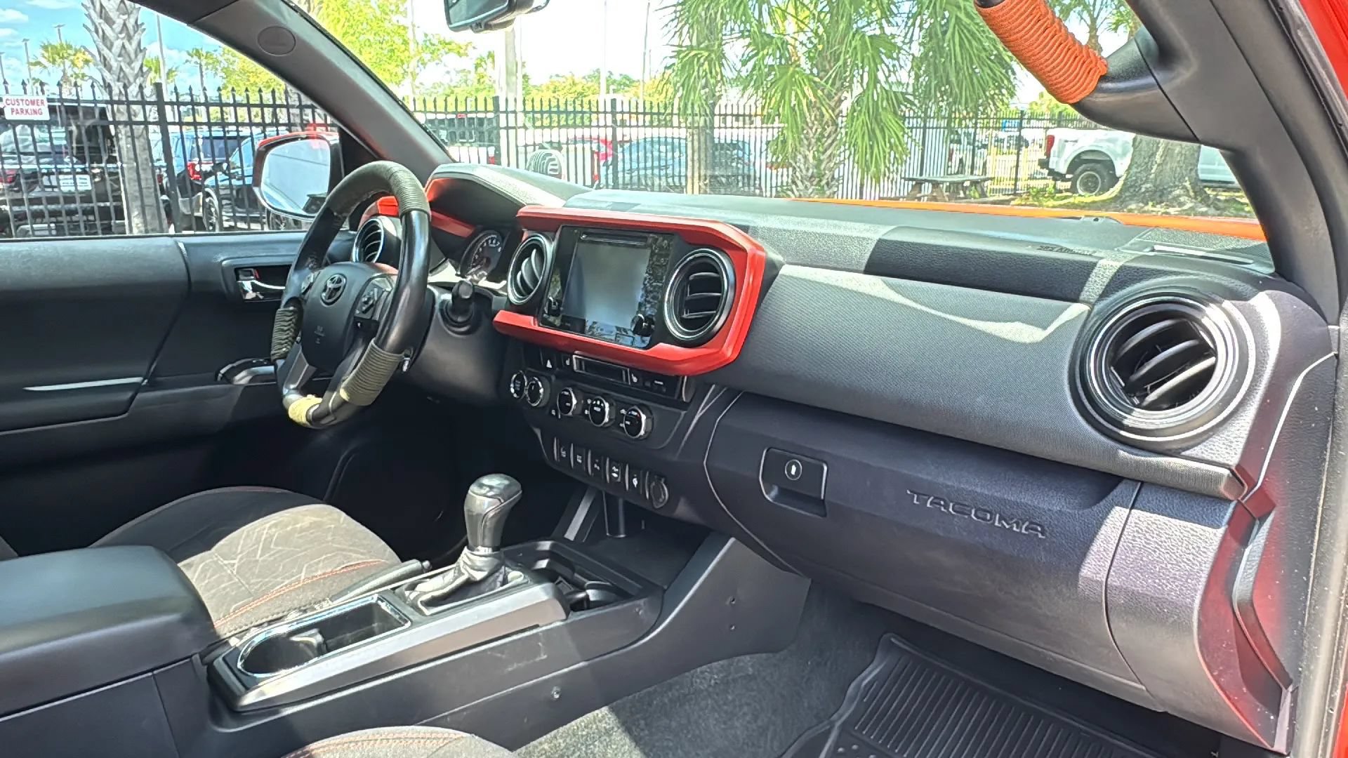 Used 2017 Toyota Tacoma TRD Off-Road w/ Premium & Technology Package AWD/4WD image 9
