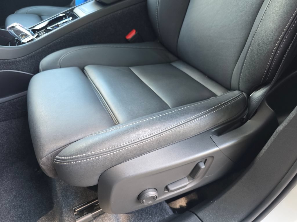Used 2026 Volvo XC40 B5 Plus AWD/4WD image 12