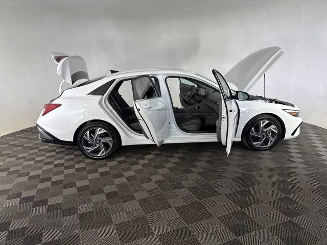 Certified 2025 Hyundai Elantra SEL FWD image 17