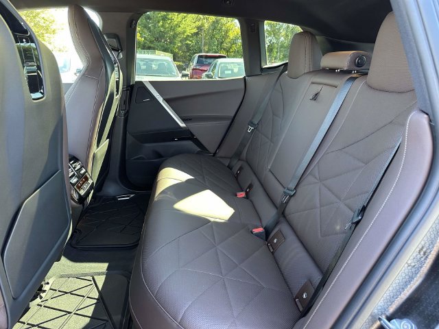 Used 2024 BMW iX xDrive50 w/ Premium Package AWD/4WD image 16