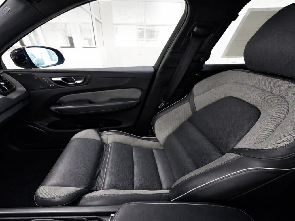 Used 2022 Volvo XC60 B5 R-Design AWD/4WD image 11