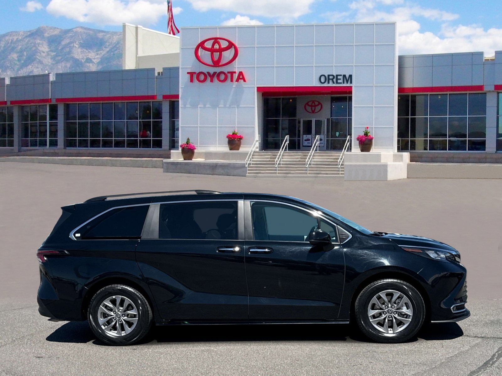 Used 2024 Toyota Sienna XLE FWD image 3