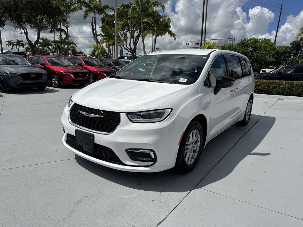 Used 2024 Chrysler Pacifica Touring-L FWD image 9