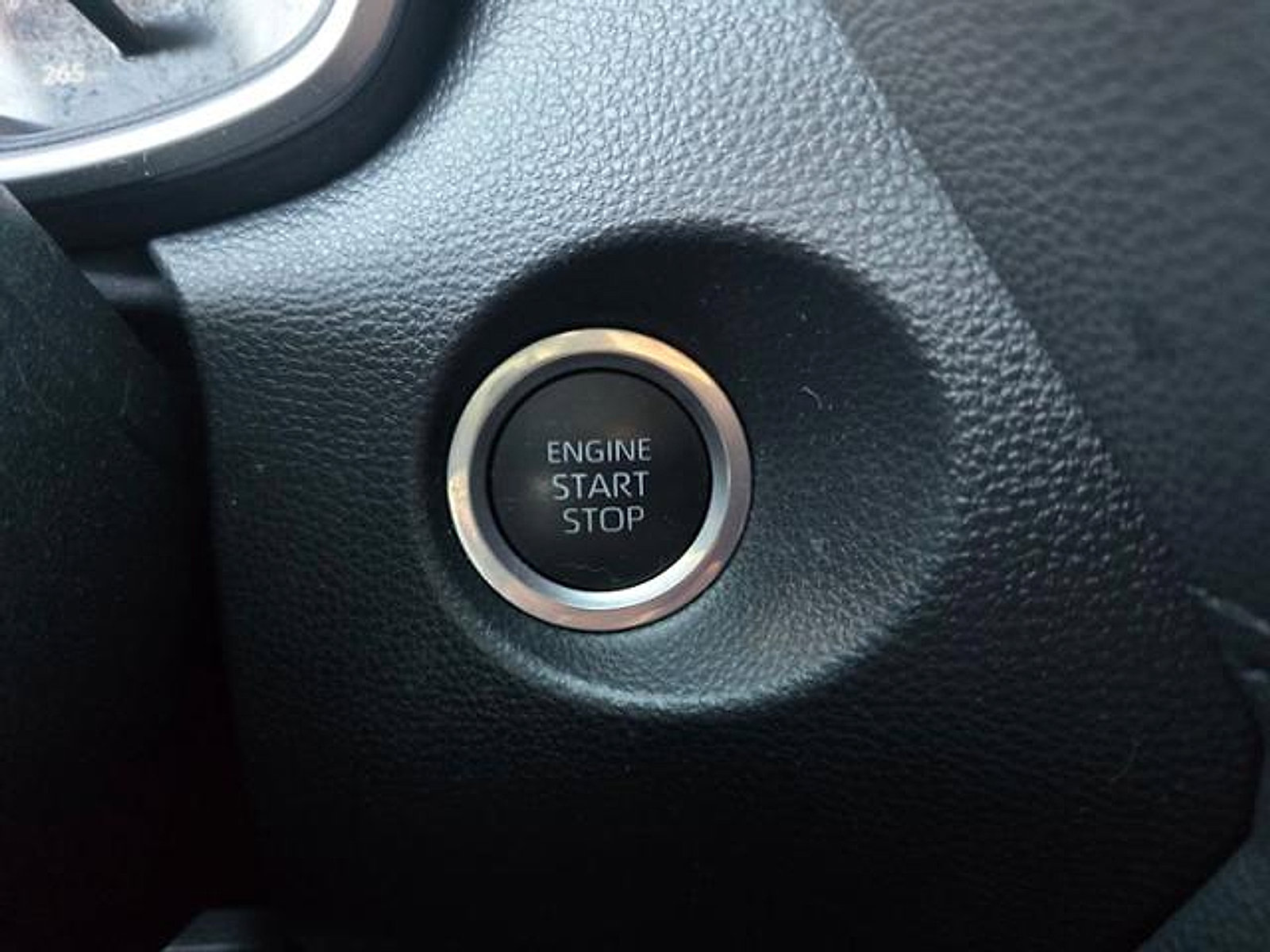 Used 2023 Toyota Corolla Cross XLE image 28