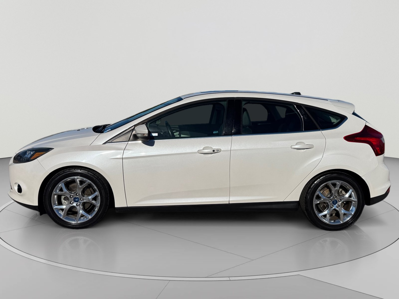 Used 2013 Ford Focus Titanium FWD image 2