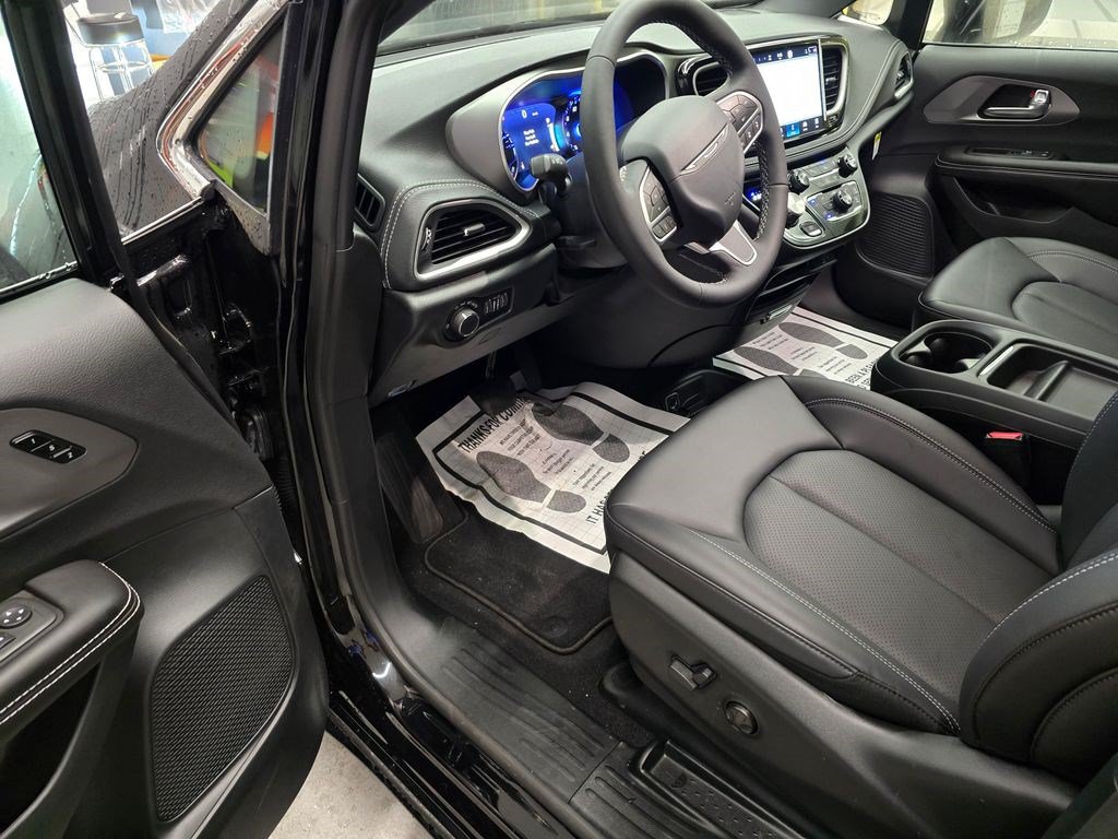 New 2027 Chrysler Pacifica Select FWD image 14