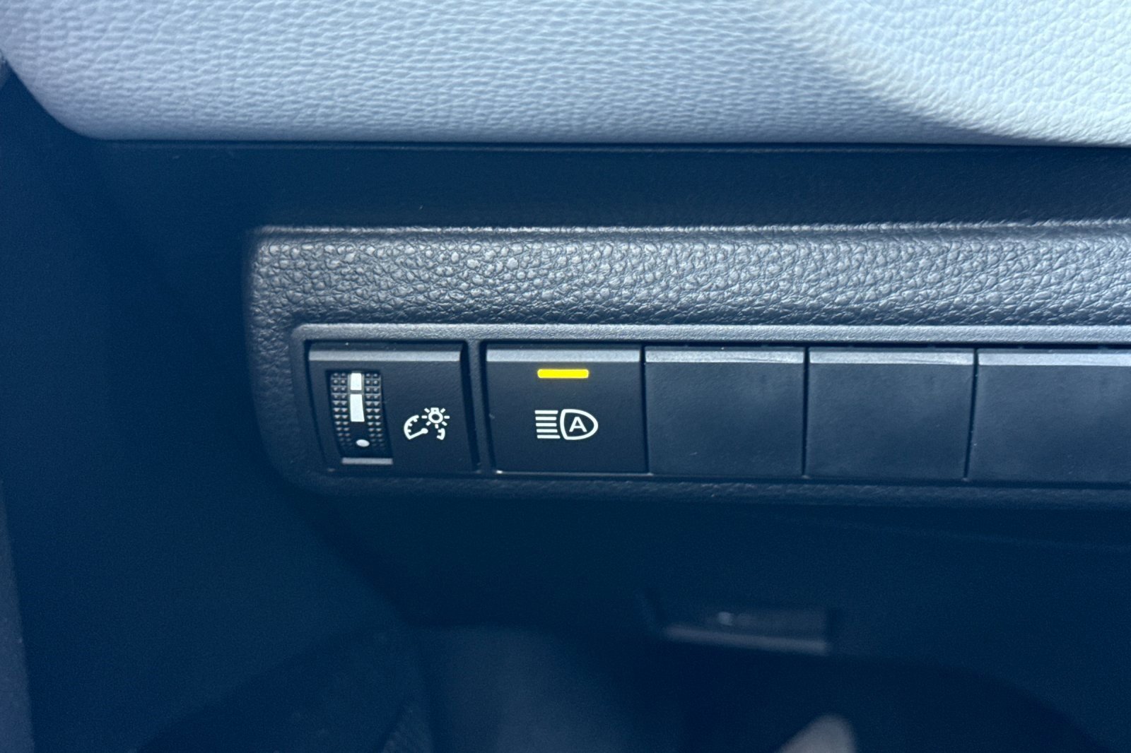 Used 2025 Toyota Corolla SE image 40