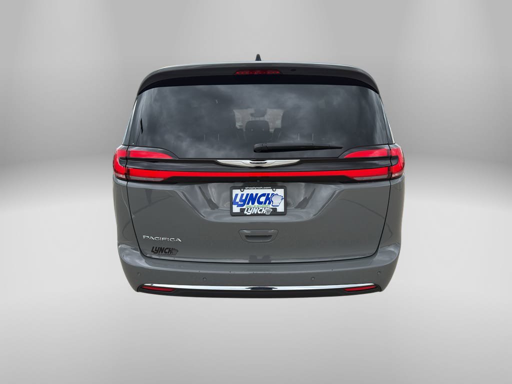 Used 2025 Chrysler Pacifica Select FWD image 4
