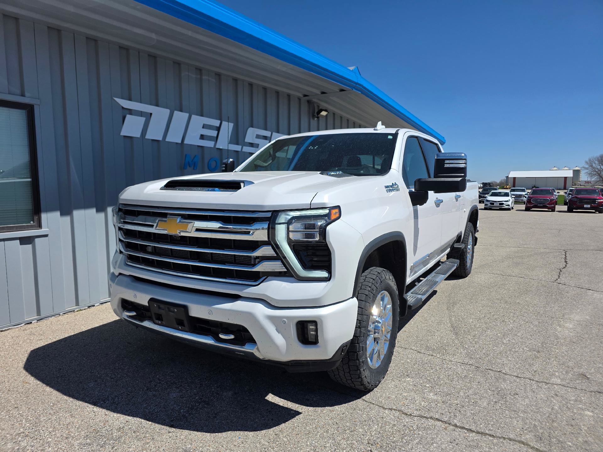 Used 2024 Chevrolet Silverado 2500 High Country w/ Technology Package AWD/4WD image 2