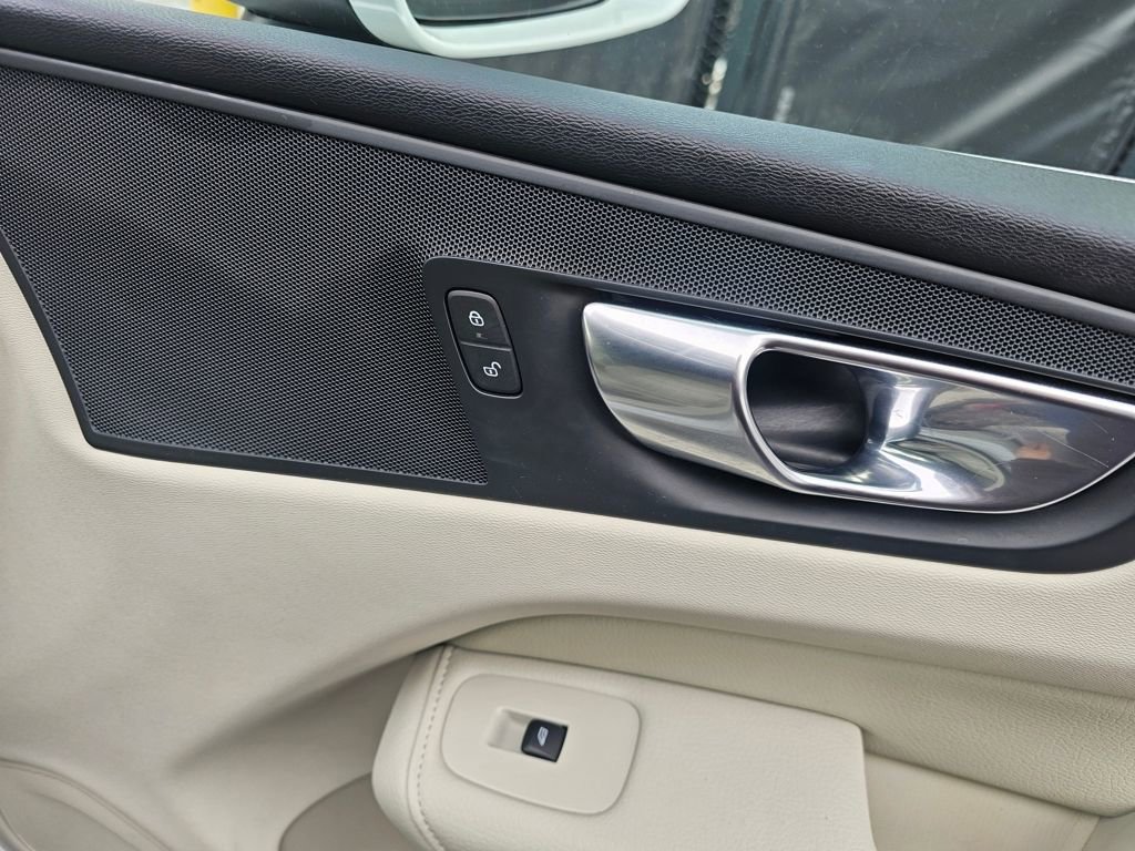 Used 2021 Volvo XC60 T5 Momentum image 12