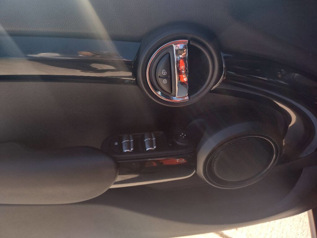 Used 2019 MINI Cooper 4-Door Hardtop w/ Storage Package image 18