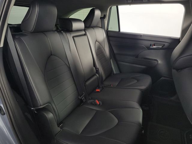 Used 2020 Toyota Highlander XLE AWD/4WD image 18