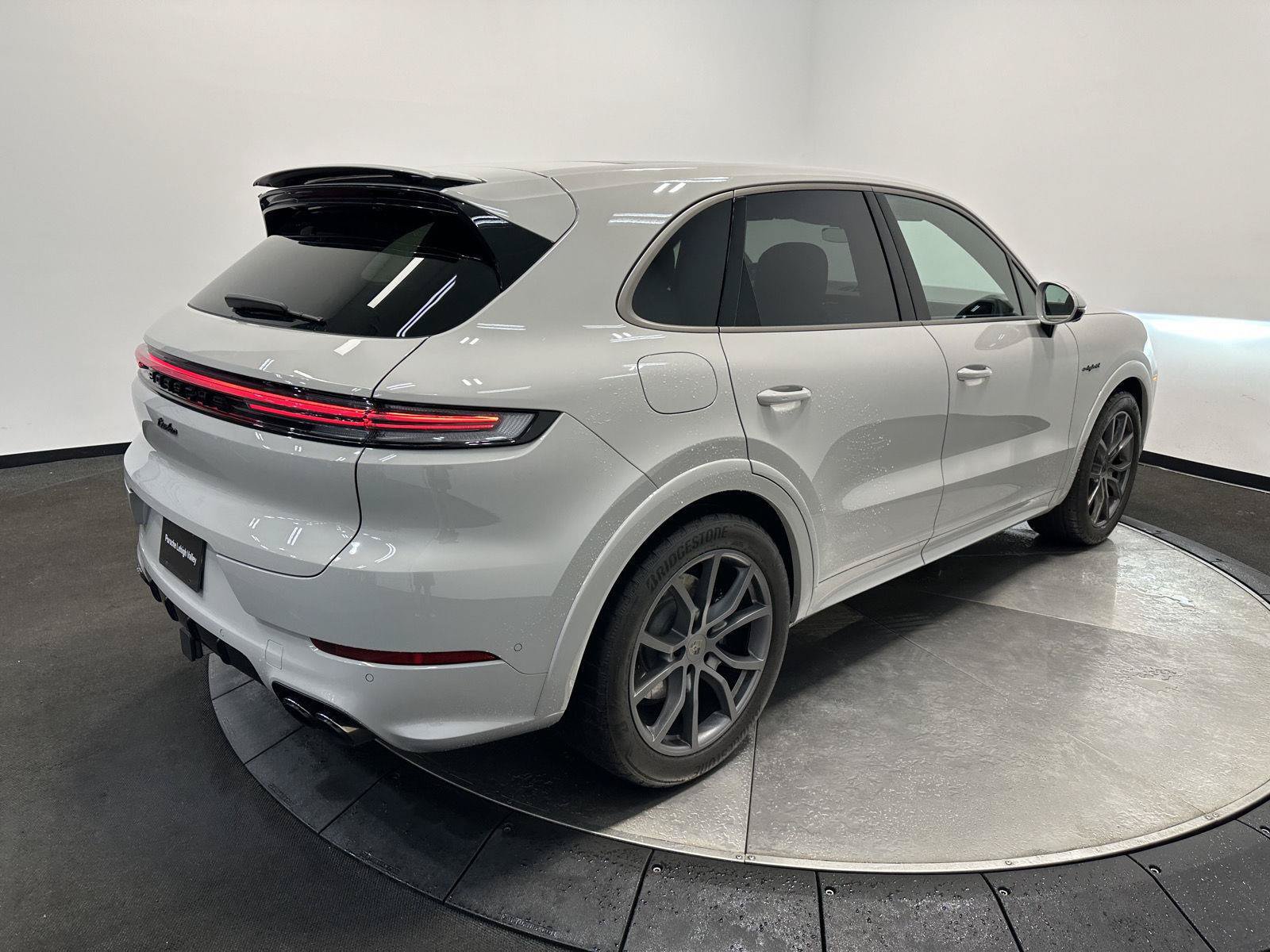 Certified 2025 Porsche Cayenne Turbo AWD/4WD image 8