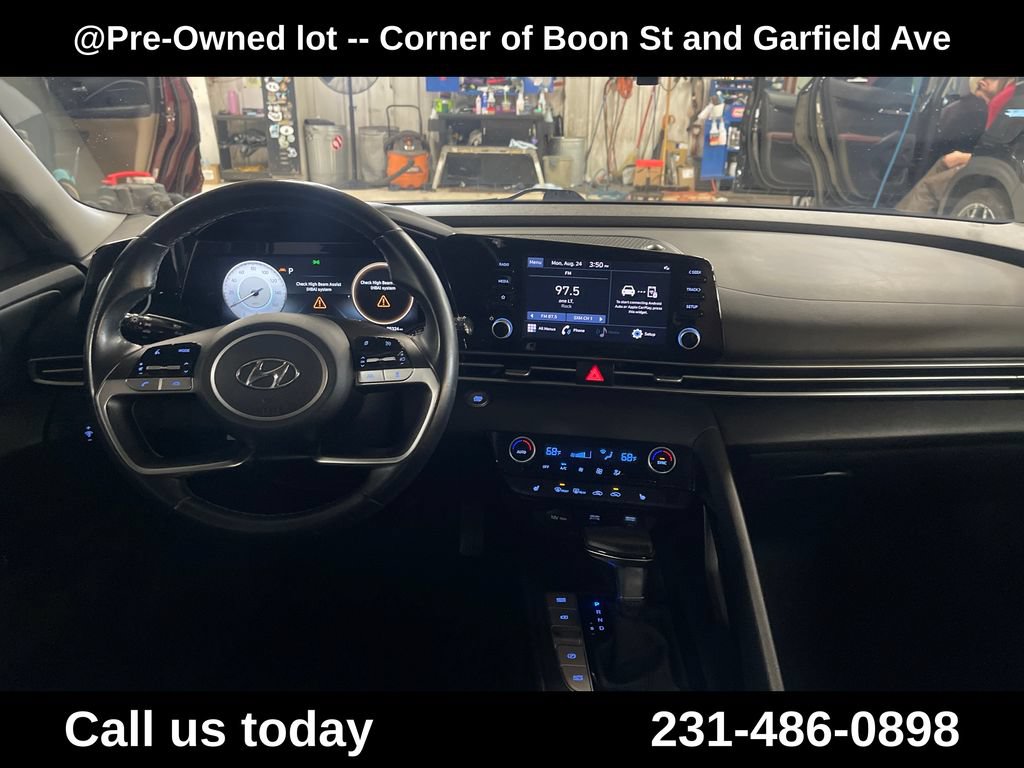 Used 2022 Hyundai Elantra SEL w/ Convenience Package FWD image 18