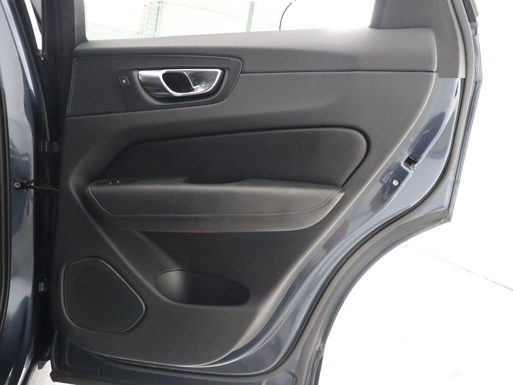 Used 2018 Volvo XC60 T6 Momentum w/ Vision Package image 37