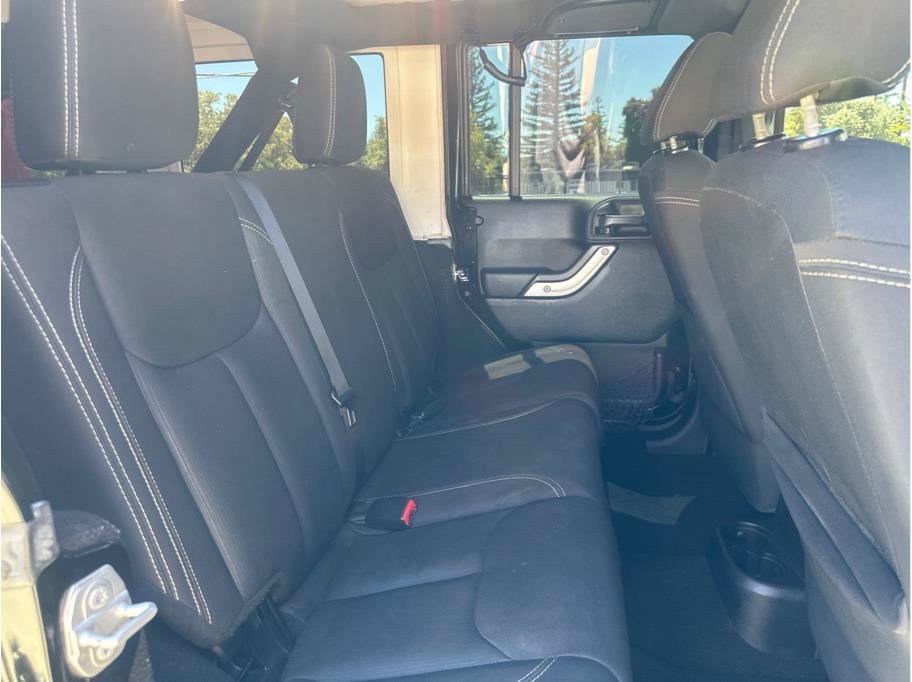 Used 2016 Jeep Wrangler Unlimited Rubicon w/ Connectivity Group AWD/4WD image 34