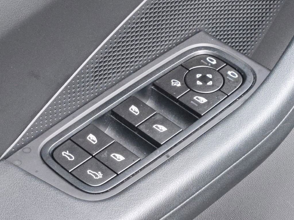 Certified 2025 Porsche Macan Electric image 18