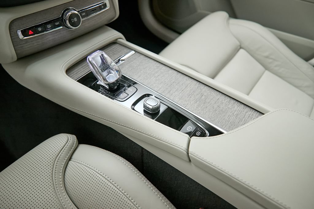 Certified 2024 Volvo XC90 B6 Ultimate w/ Protection Package Premier AWD/4WD image 17