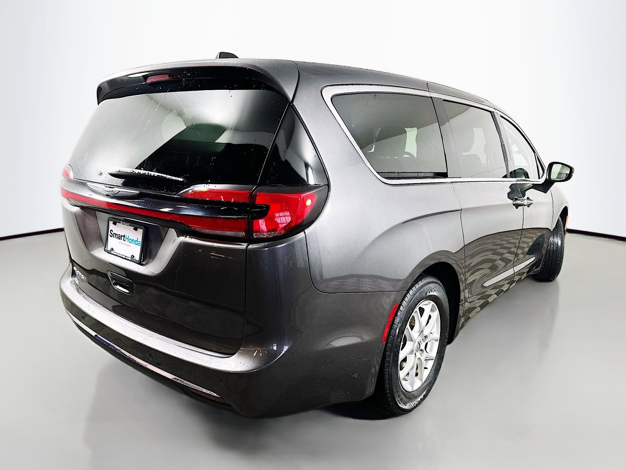 Used 2023 Chrysler Pacifica Touring-L FWD image 7
