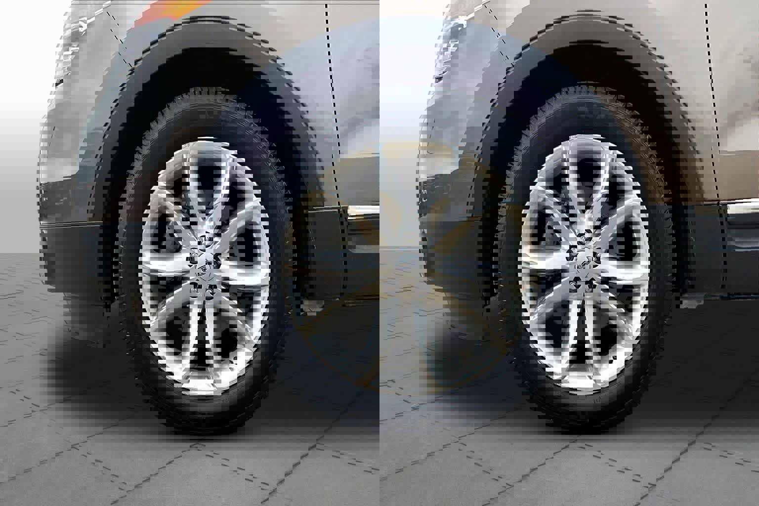 Used 2015 Ford Explorer XLT w/ Equipment Group 202A image 11