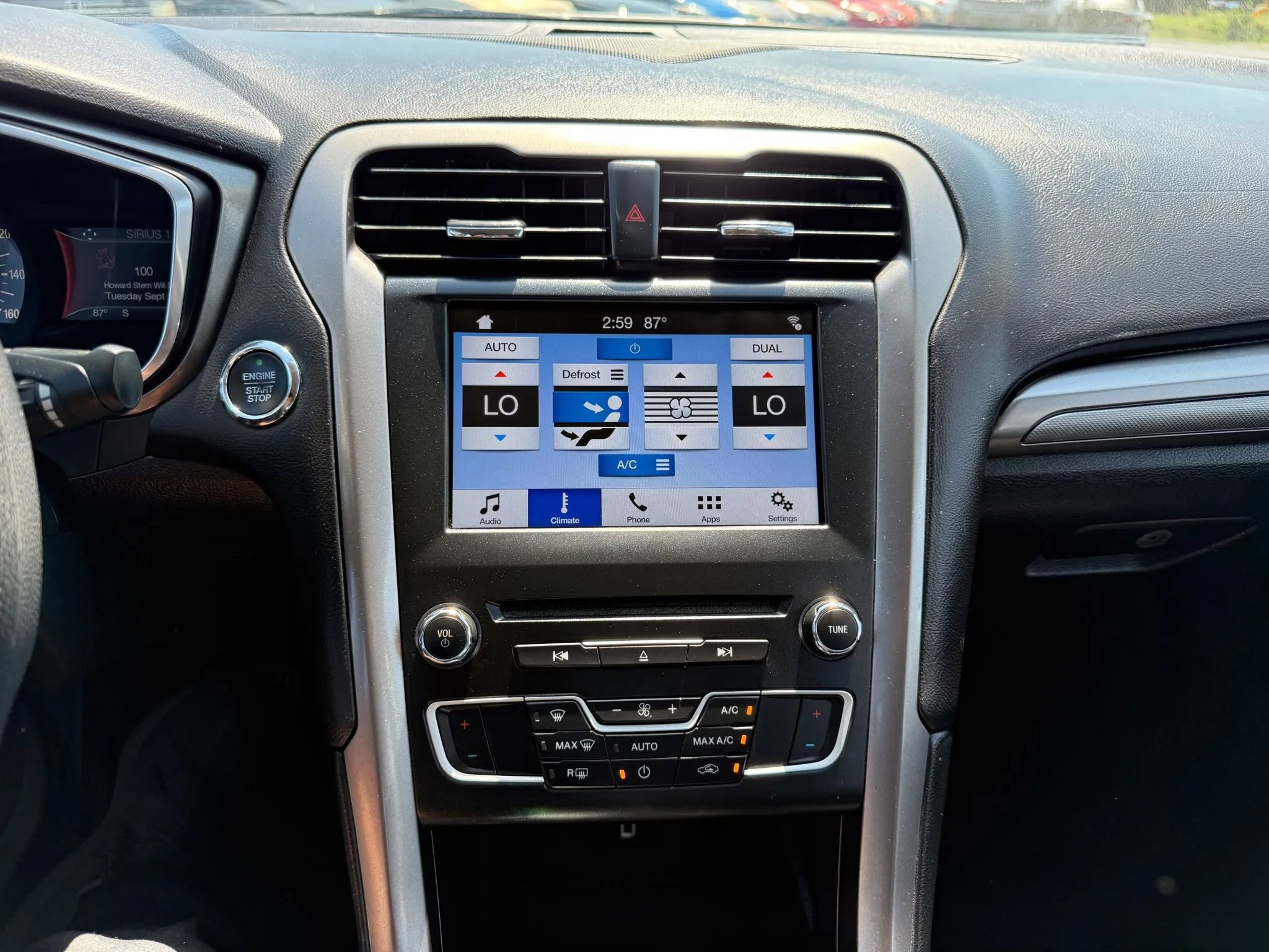 Used 2017 Ford Fusion SE w/ Fusion SE Technology Package image 16