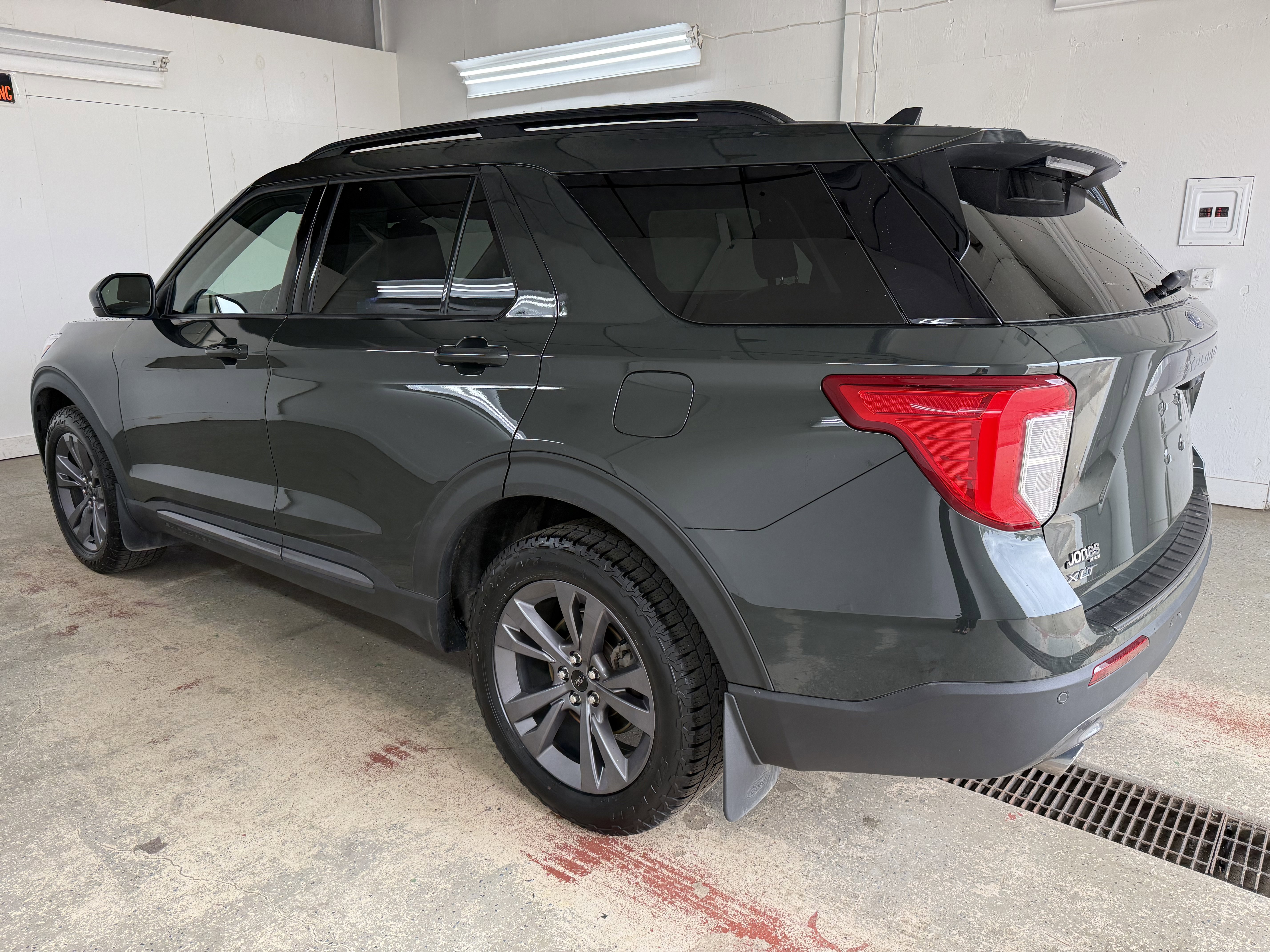 Used 2022 Ford Explorer XLT w/ Equipment Group 202A image 4