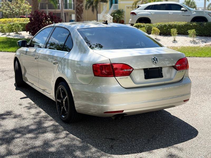 Used 2013 Volkswagen Jetta SE FWD image 3
