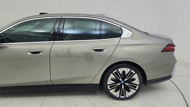 Used 2025 BMW i5 xDrive40 image 11